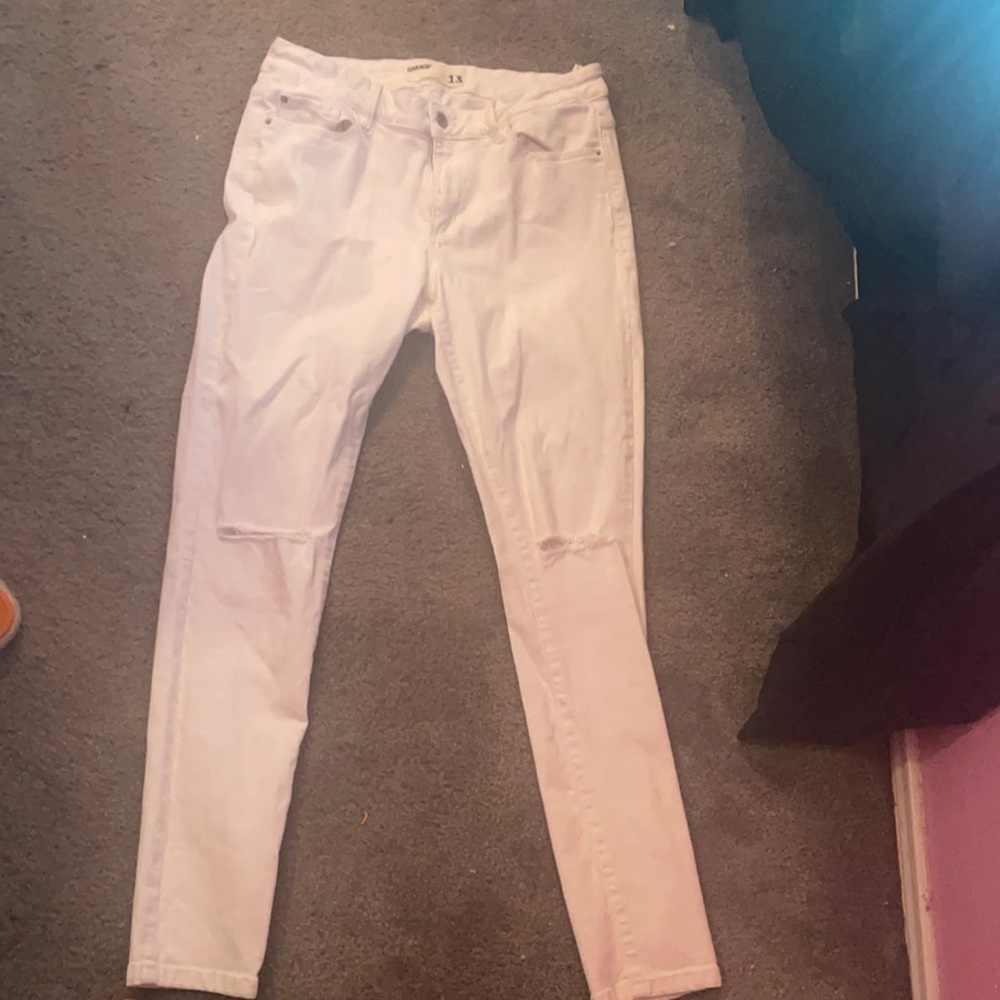 White knee ripped skinny jeans
